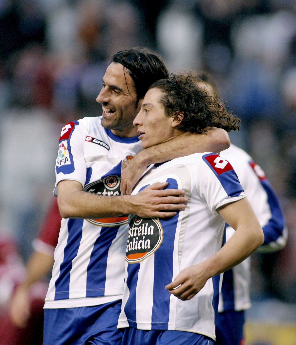 El extremo mexicano del Deportivo de La Coruña, Andrés Guardado, celebra, junto a su compañero Juan Rodríguez, el segundo gol del equipo gallego.