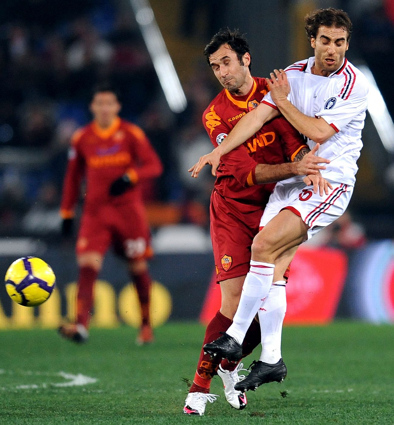 El jugador montenegrino Mirko Vucinic de la Roma disputa el balón con Mathieu Pierre del Milan.