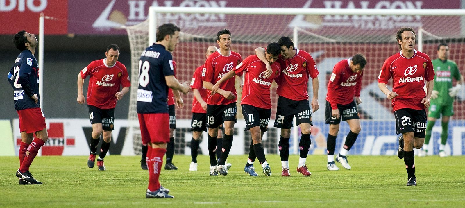 Los jugadores del Mallorca celebran el segundo gol, anotado por Víctor Casadesús.