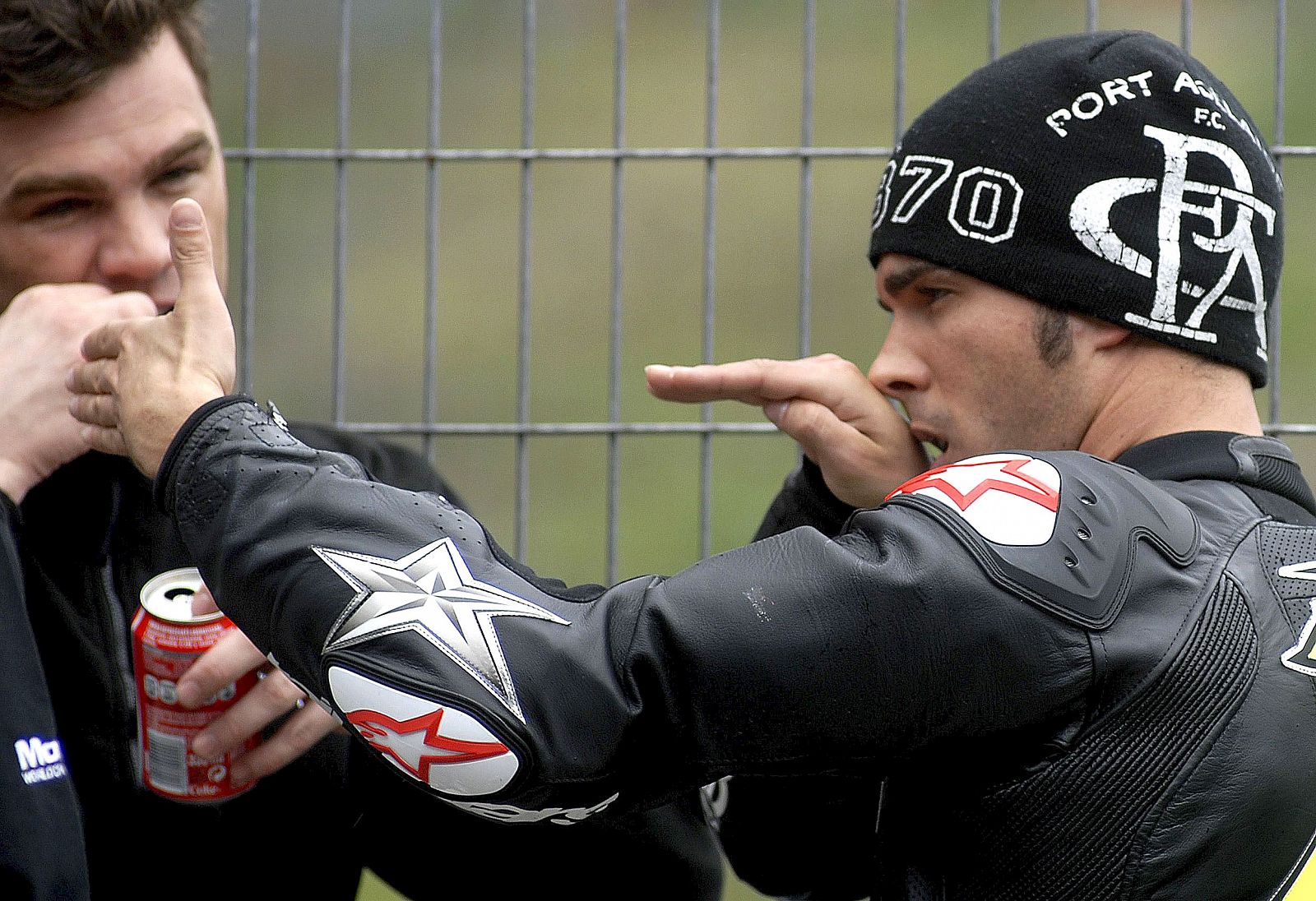 Los pilotos de Moto 2 Toni Elías y Fonsi Nieto conversan durante un momento de la jornada.