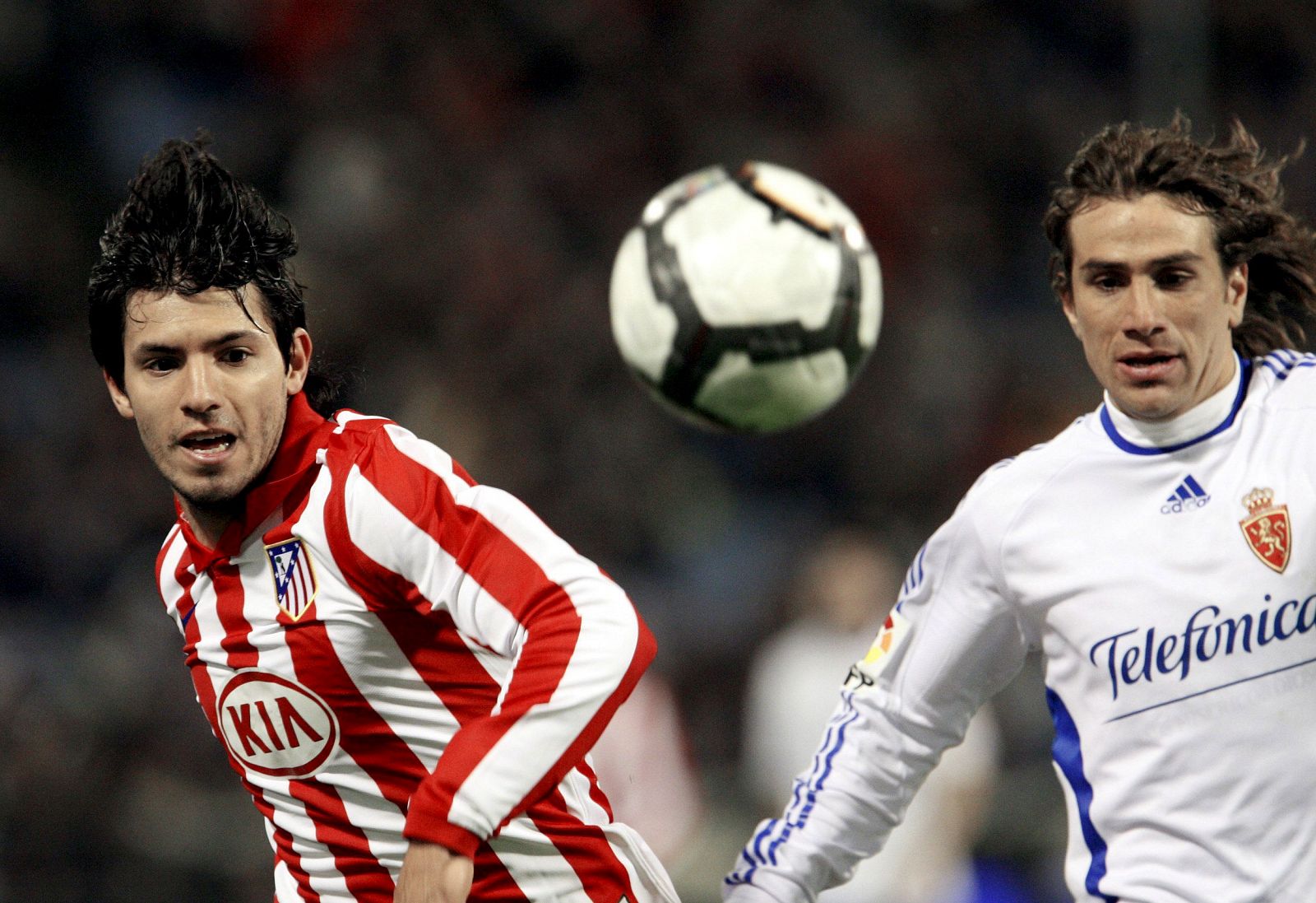 Leonardo Ponzio (d), lucha un balón con el delantero del Atlético, Kun Agüero.