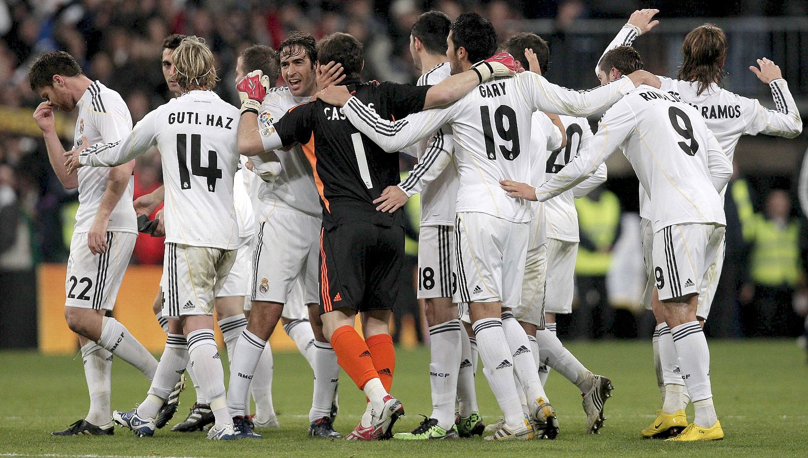 Los jugadores del Madrid celebraron la remontada ante el Sevilla haciendo 'piña'.