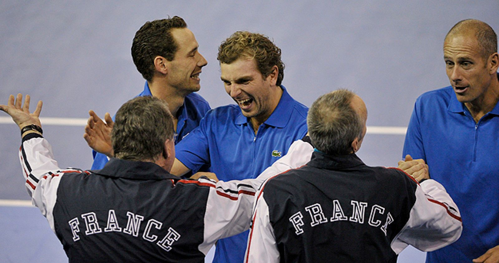 Los tenistas franceses Julien Benneteau (c) y Michael Llorda (i) celebran con su capitán, Guy Forget (d), la victoria en el partido de dobles de la Copa Davis contra los alemanes Philipp Kohlschreiber y Christopher Kas.