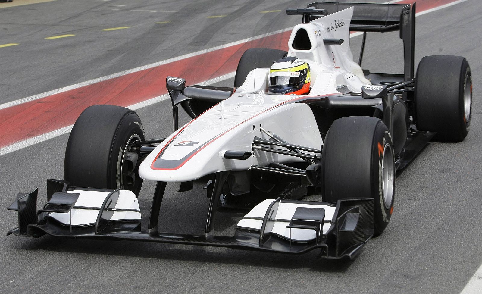 Pedro Martínez de la Rosa, a bordo de su monoplaza en los entrenamientos de pretemporada en el circuito de Montmeló.