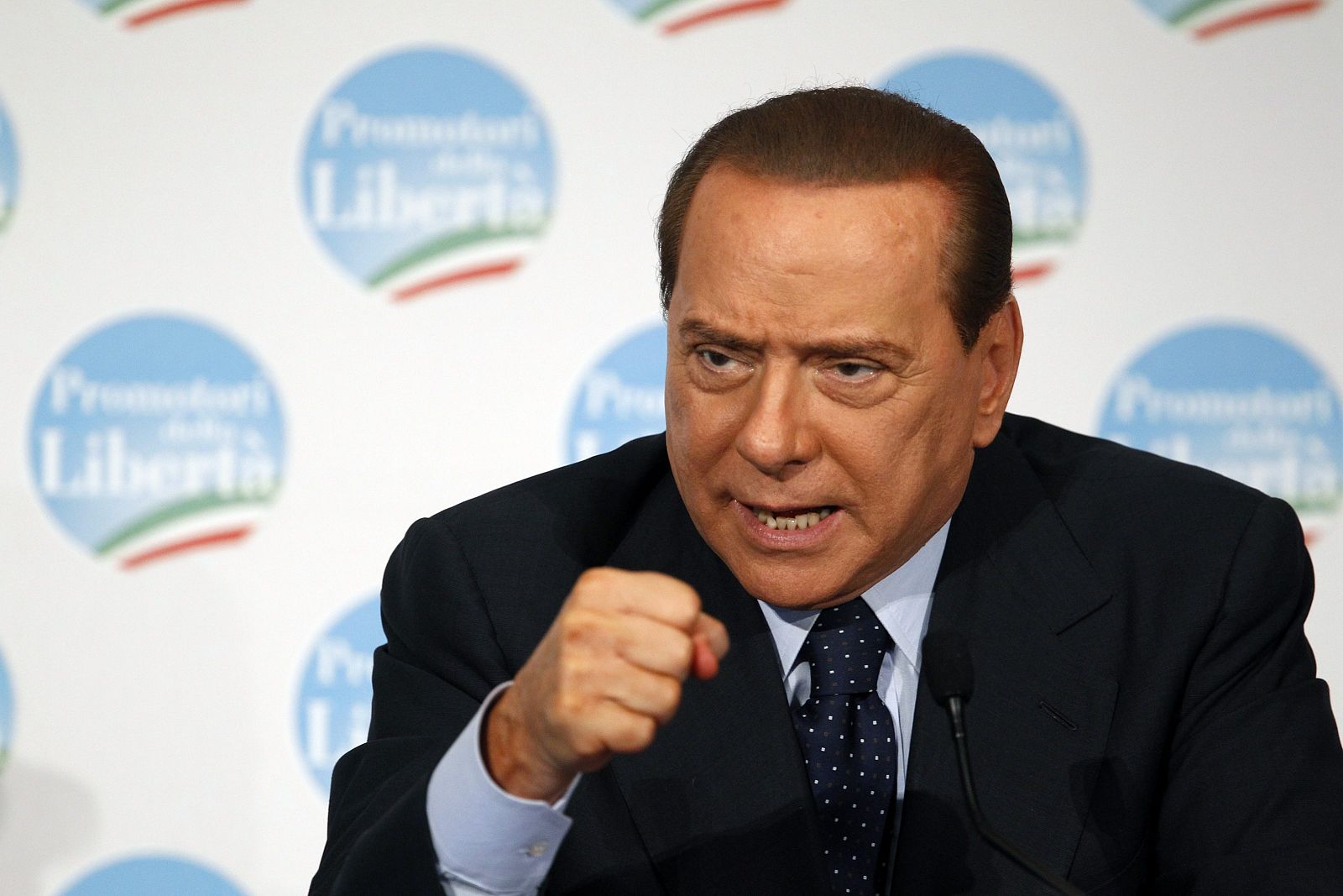 Berlusconi envía ánimos a sus jugadores para remontar en Manchester.