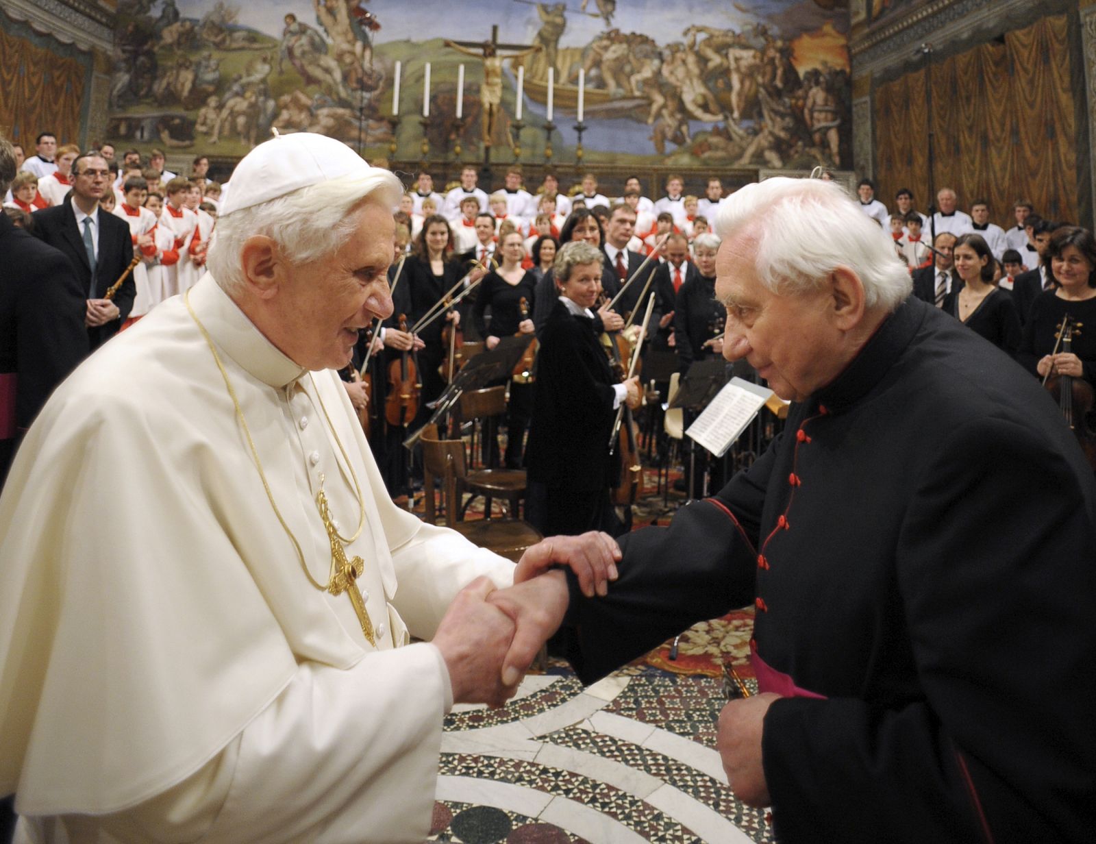 El Papa Benedicto XVI celebra el 85º cumpleaños de su hermano, Monseñor Georg Ratzinger, en la Capilla Sixtina en el Vaticano.