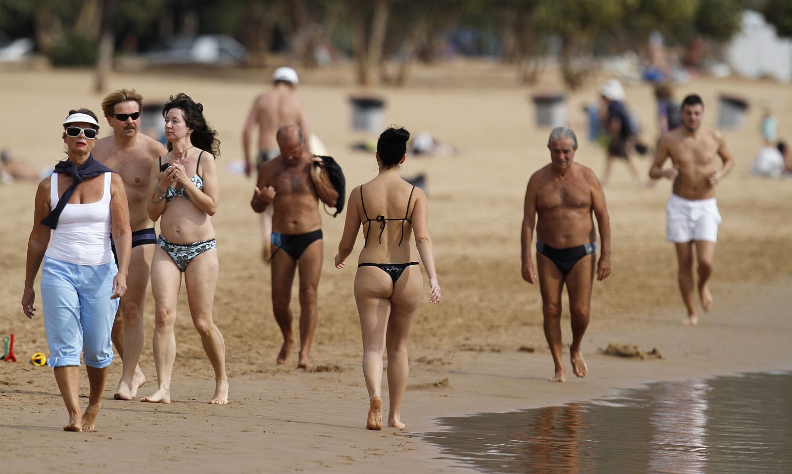 Turistas en la playa tinerfeña de Las Teresitas