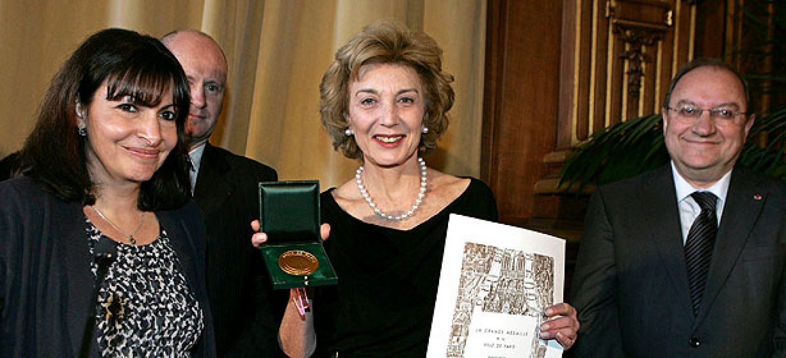 La actriz Marisa Paredes, tras recibir la Gran Medalla de Vermeil de París, junto a la primera teniente de alcalde de la ciudad, Anne Hidalgo, hija de republicanos españoles exiliados en Francia, y el embajador de España en Francia, Francisco Villar.