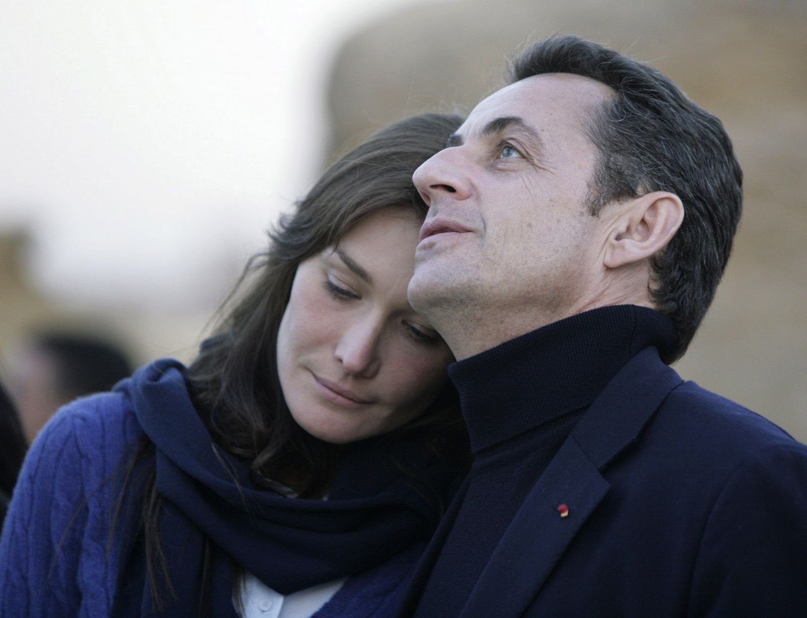 El presidente francés Nicolas Sarkoy y Carla Bruni durante su viaje a Egipto. +