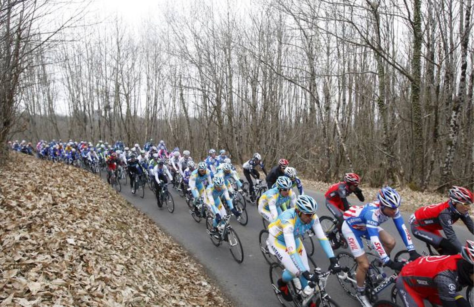 El pelotón durante la tercera etapa de la Paris-Niza 