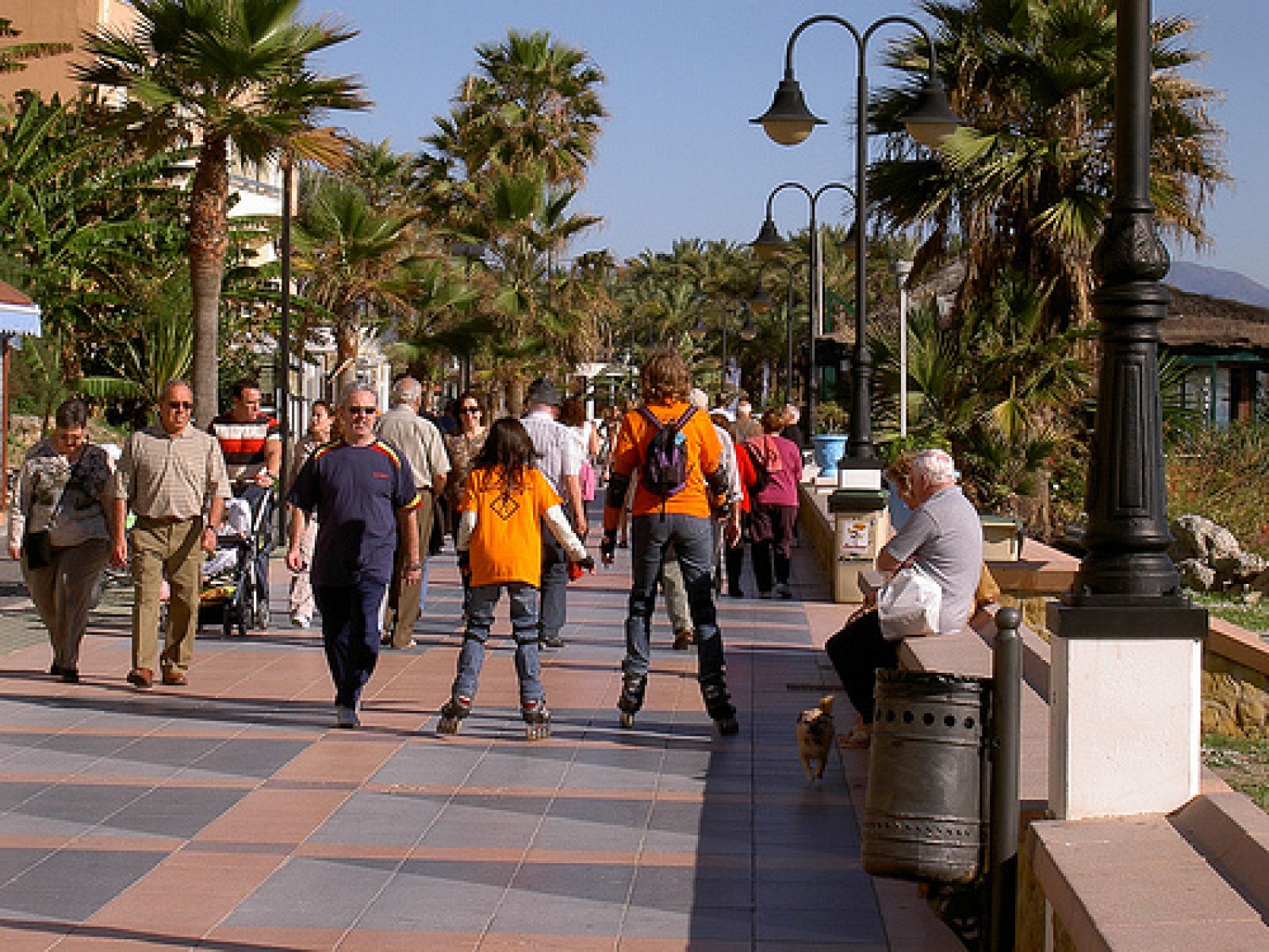 Unos paseantes en las playas de Torremolinos.