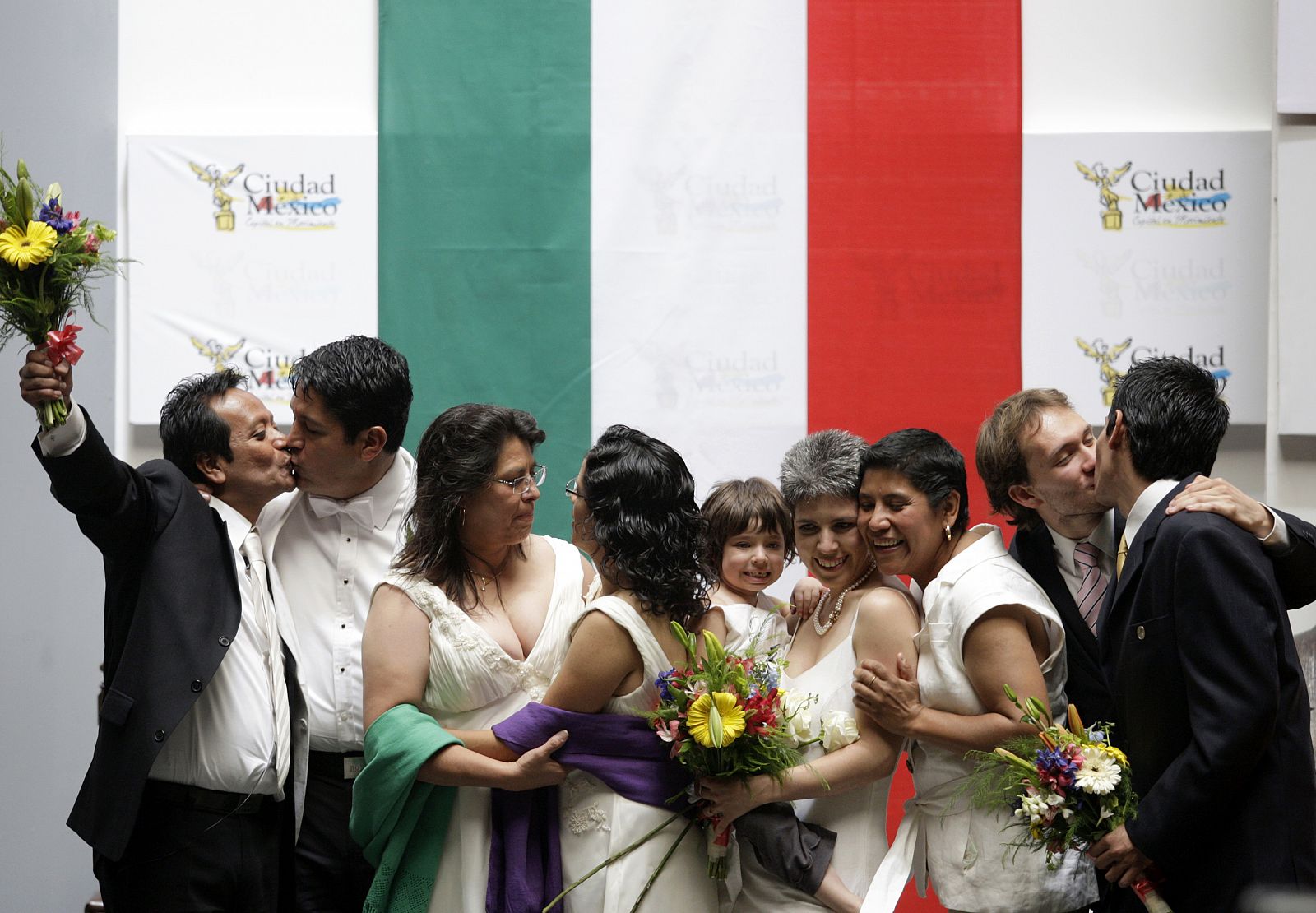 Cuatro de las cinco parejas homosexuales que se han casado este jueves en México celebran su nuevo estado civil