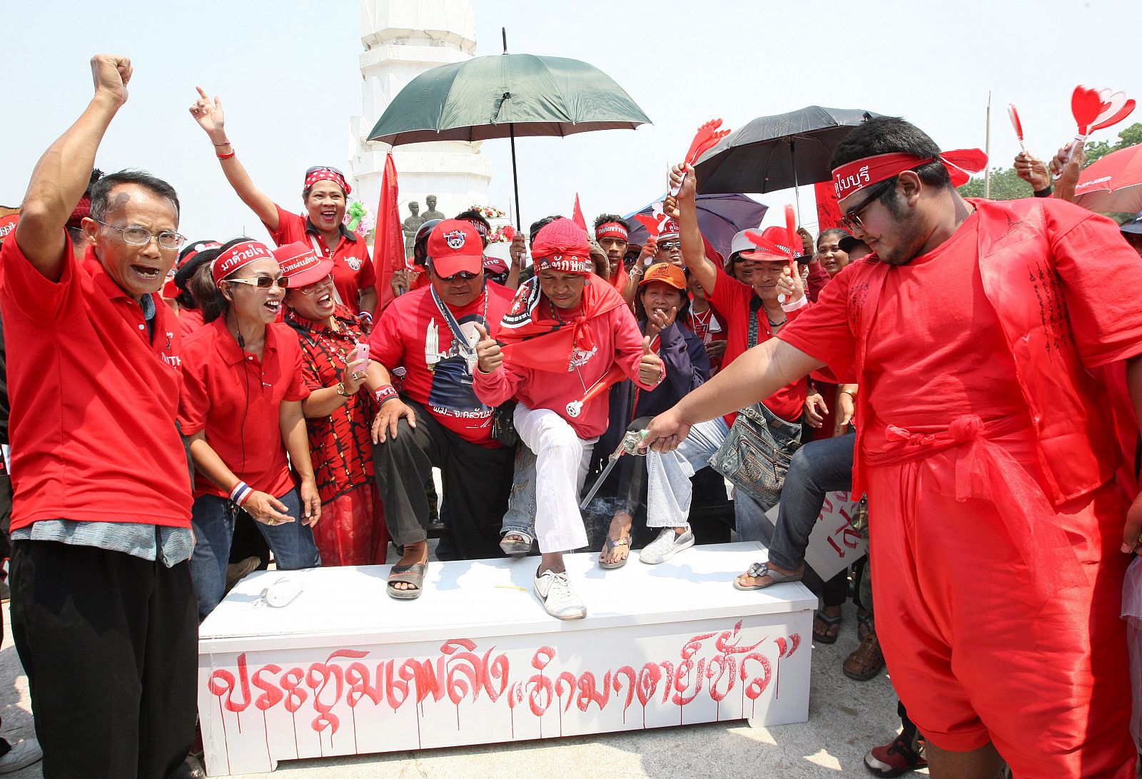 Los llamados "camisas rojas", simpatizantes del depuesto ex primer ministro Thaksin Shinawatra