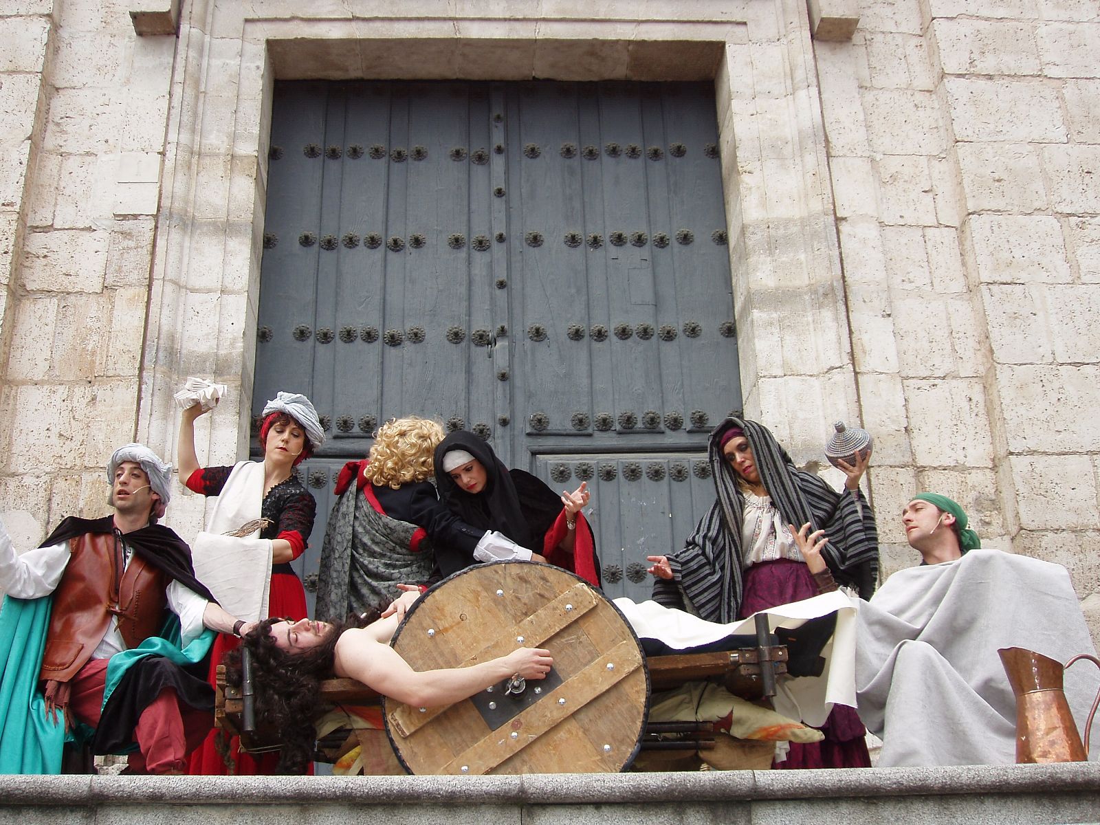 La compañía de teatro Azar ha teatralizado 'El hereje' por las calles de Valladolid