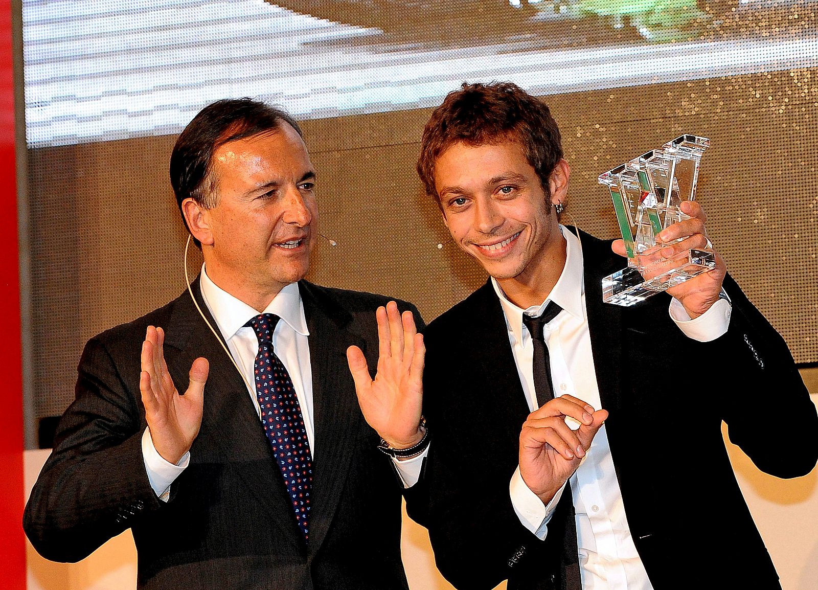 Valentino Rossi recibe de manos del ministro italiano de Exteriores, Franco Frattini, el "Winning Italy Award"