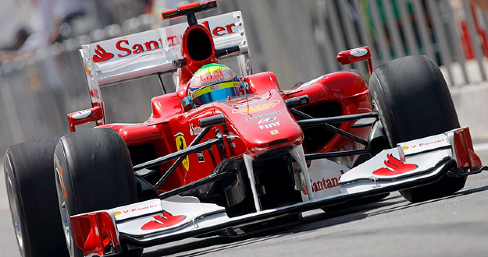 El piloto español de la escudería Ferrari, Fernando  Alonso, conduce su monoplaza por el pit lane durante la última sesión de entrenamientos libres del Gran Premio de Bahrein.