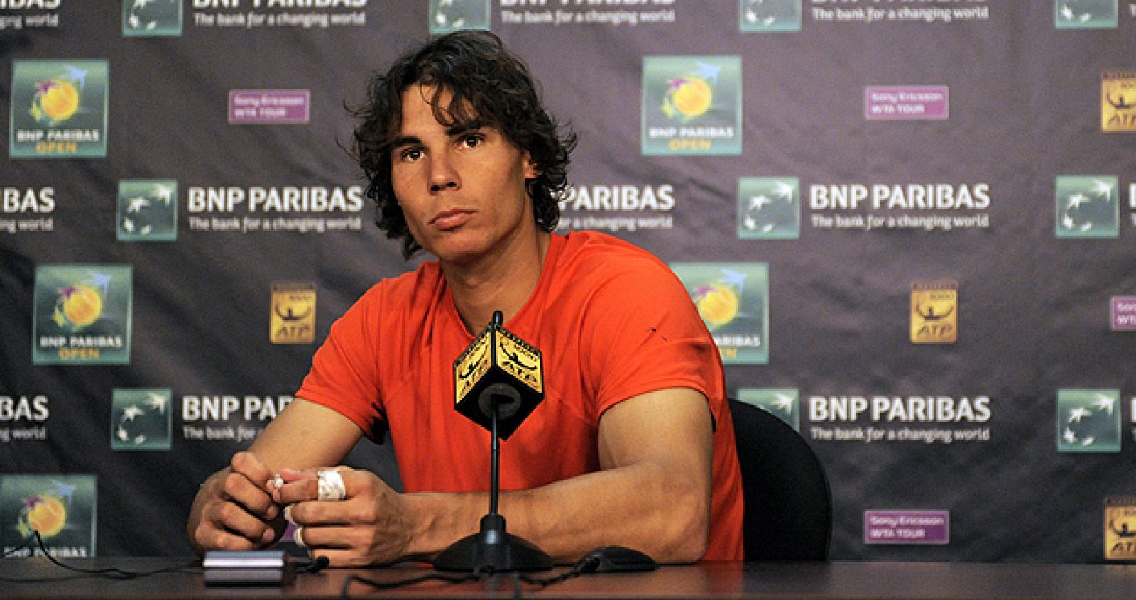 El campeón defensor del Abierto BNP Paribas de Indian Wells, el español Rafael Nadal, escucha preguntas durante una rueda de prensa.