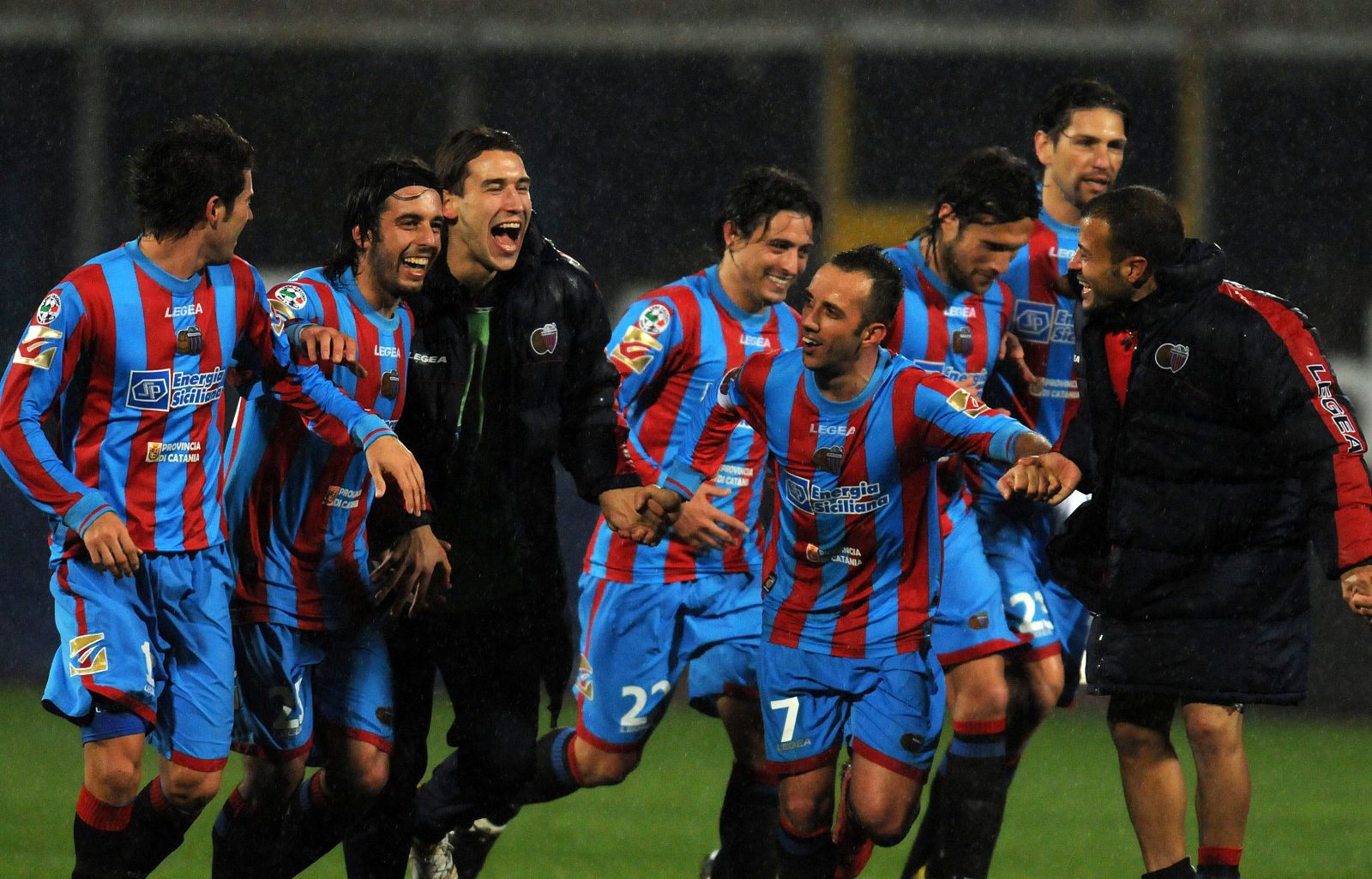 Los jugadores del Catania celebran la victoria ante el Inter de Milán