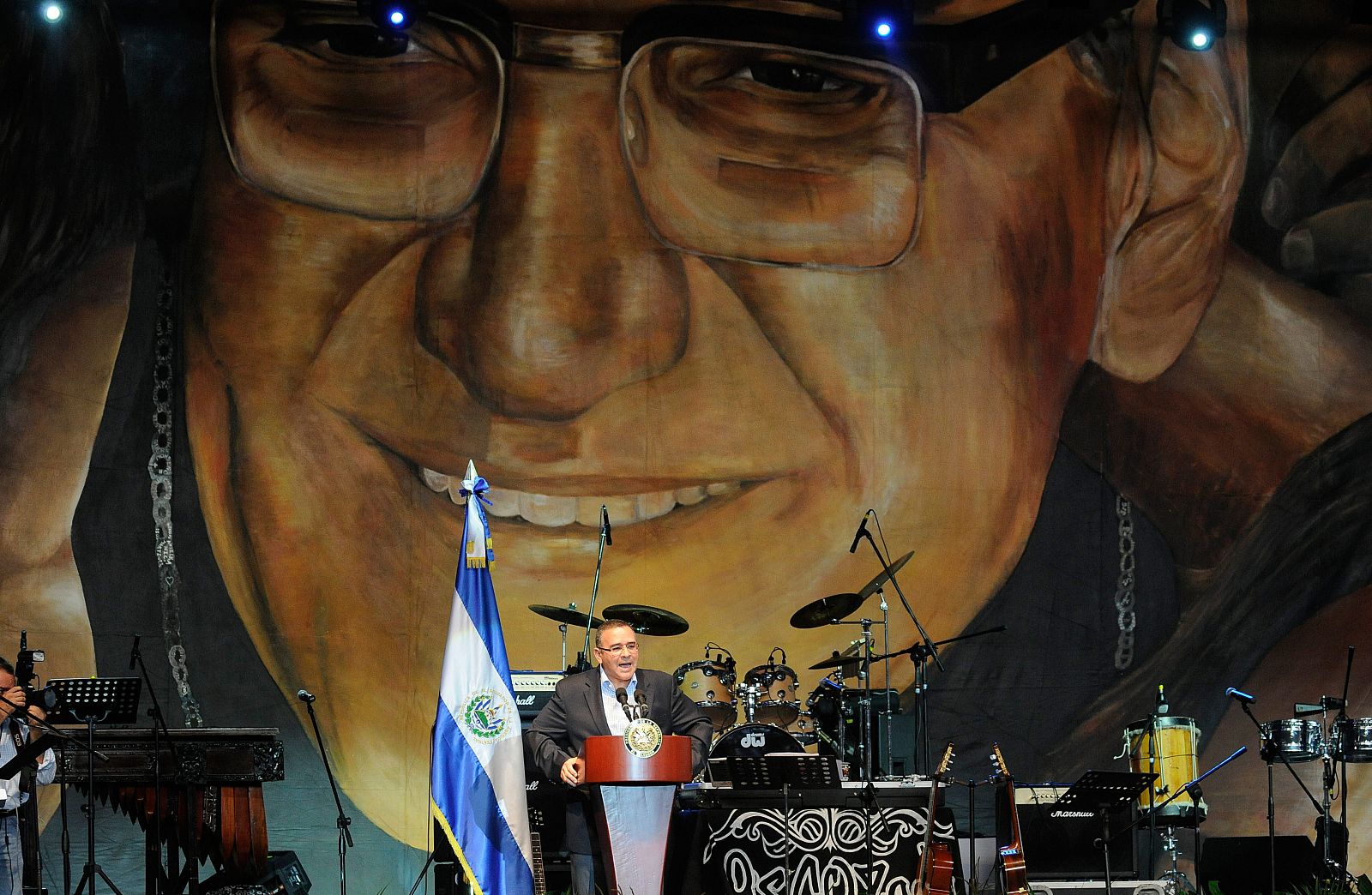 El presidente de El Salvador, Mauricio Funes, habla durante el inicio de un festival musical en homenaje al arzobispo capitalino Óscar Arnulfo Romero.