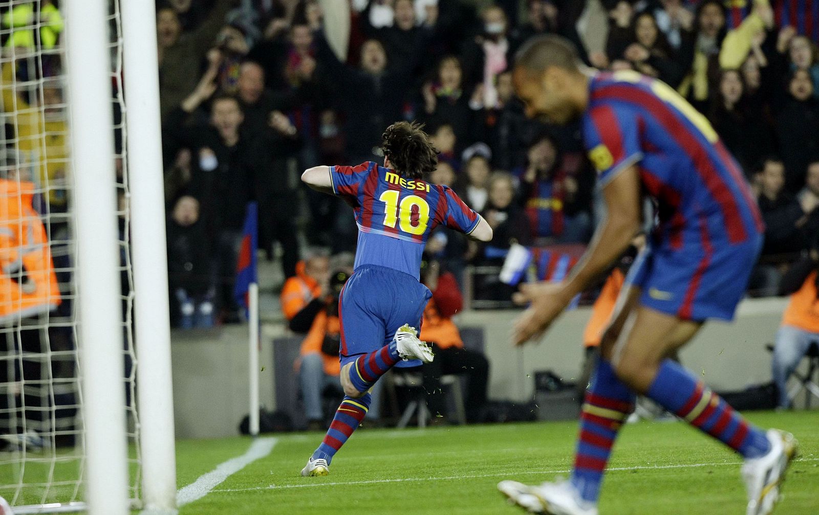 Leo Messi celebra el primero de sus tres goles.