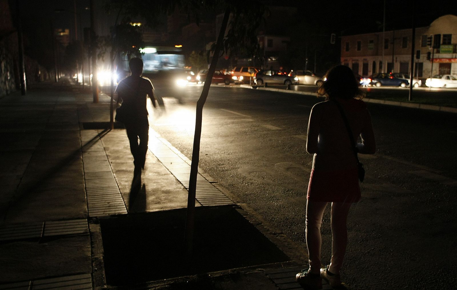 Varias personas esperan el autobús en la ciudad chilena de Vina del Mar completamente a oscuras