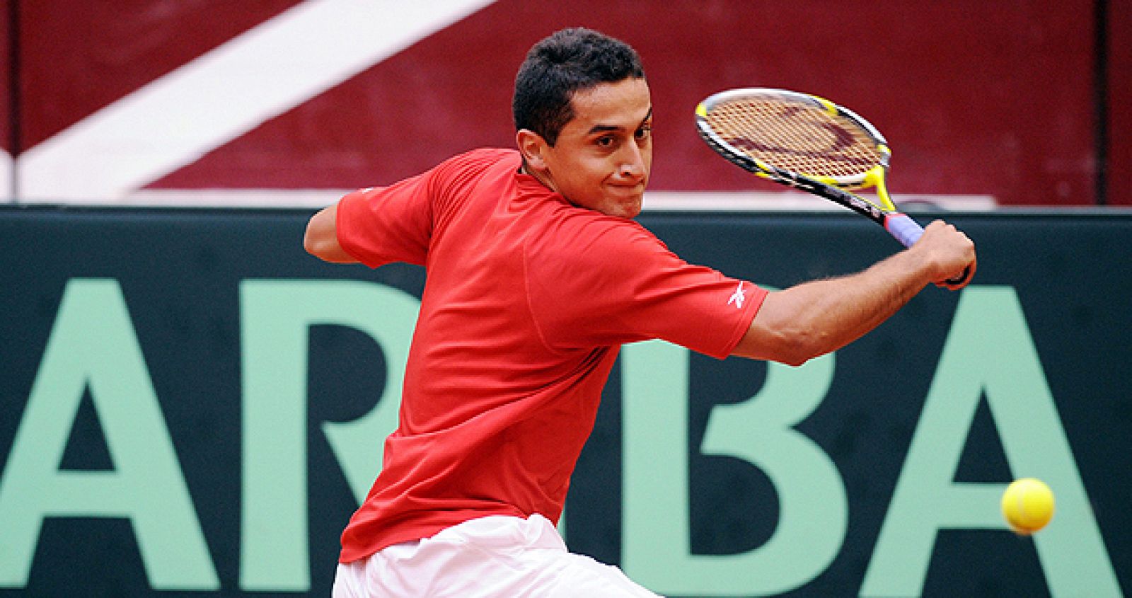 El tenista murciano Nicolás Almagro golpea la bola en el partido contra el croata Ivo Karlovic en Indian Wells.