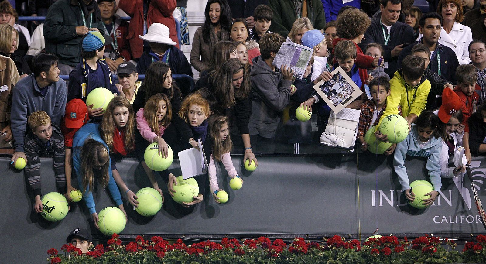 Un grupo de aficionados, a la espera de un autógrafo de sus ídolos en Indian Wells.