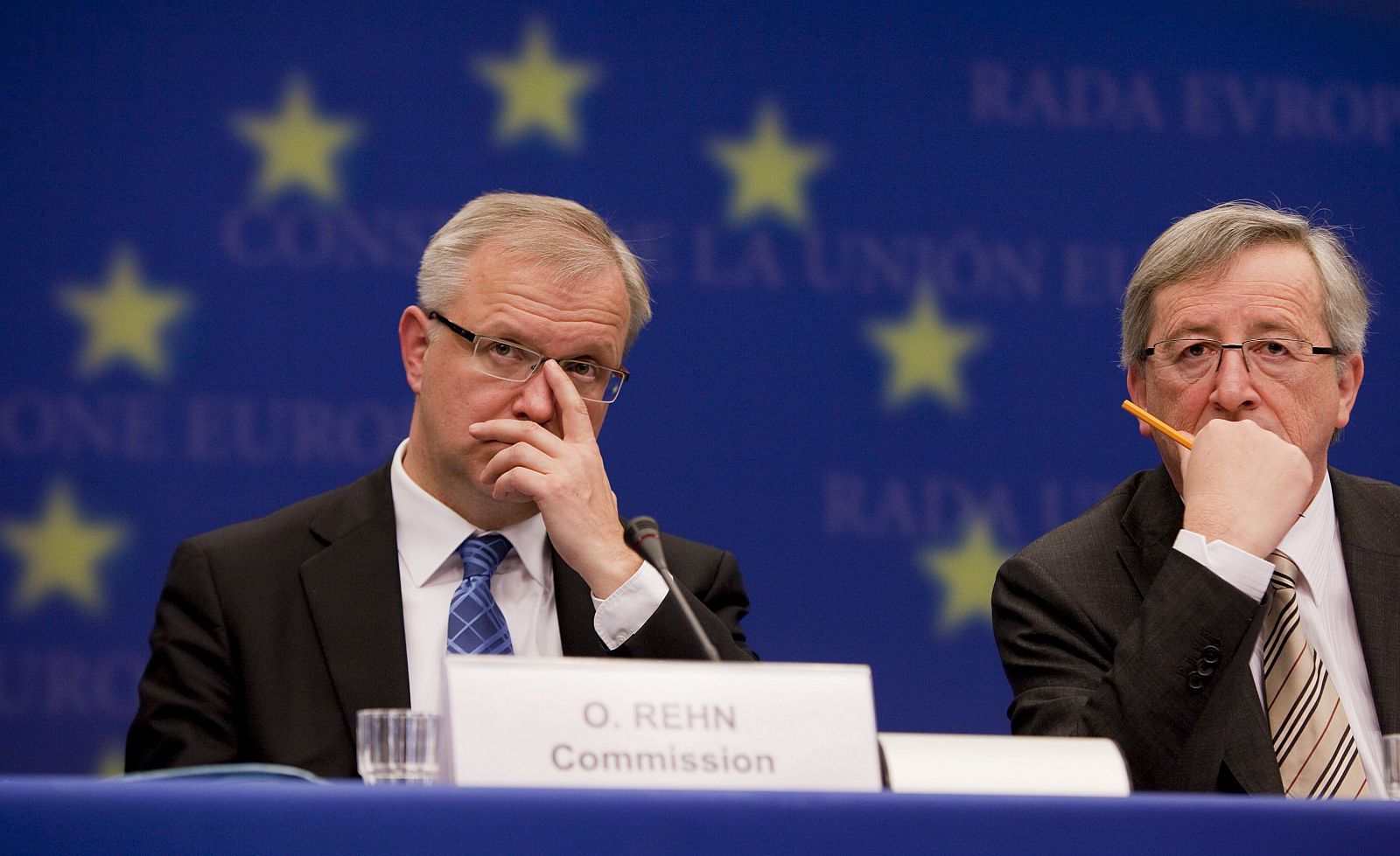 El primer ministro de Luxemburgo, Jean-Claude Juncker (d), presidente del Euro group y Olli Rehn, Comisionado de Asuntos Monetarios Europeos