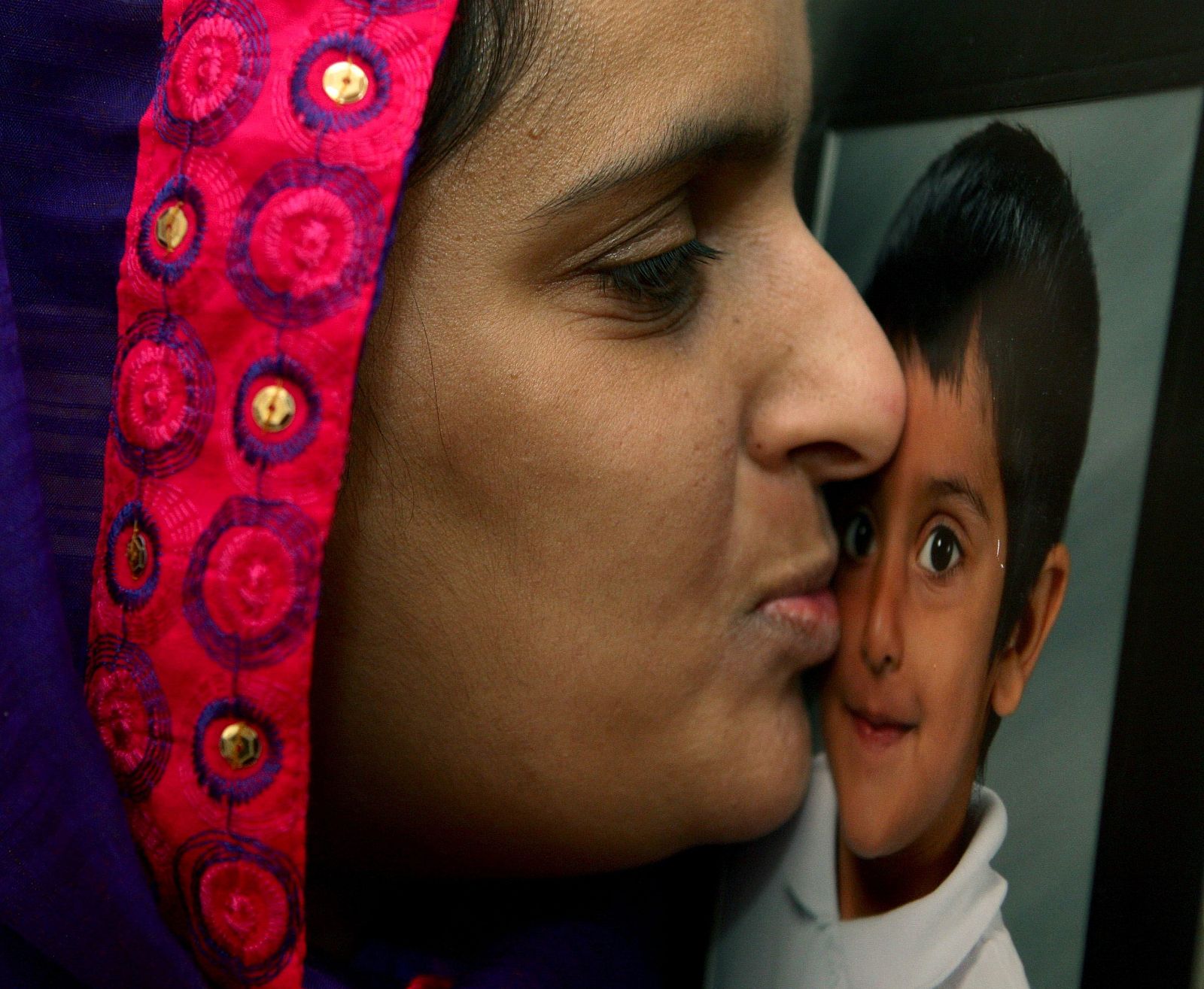 La madre de Sahil Saeed besa la fotografía de su hijo tras conocer su liberación