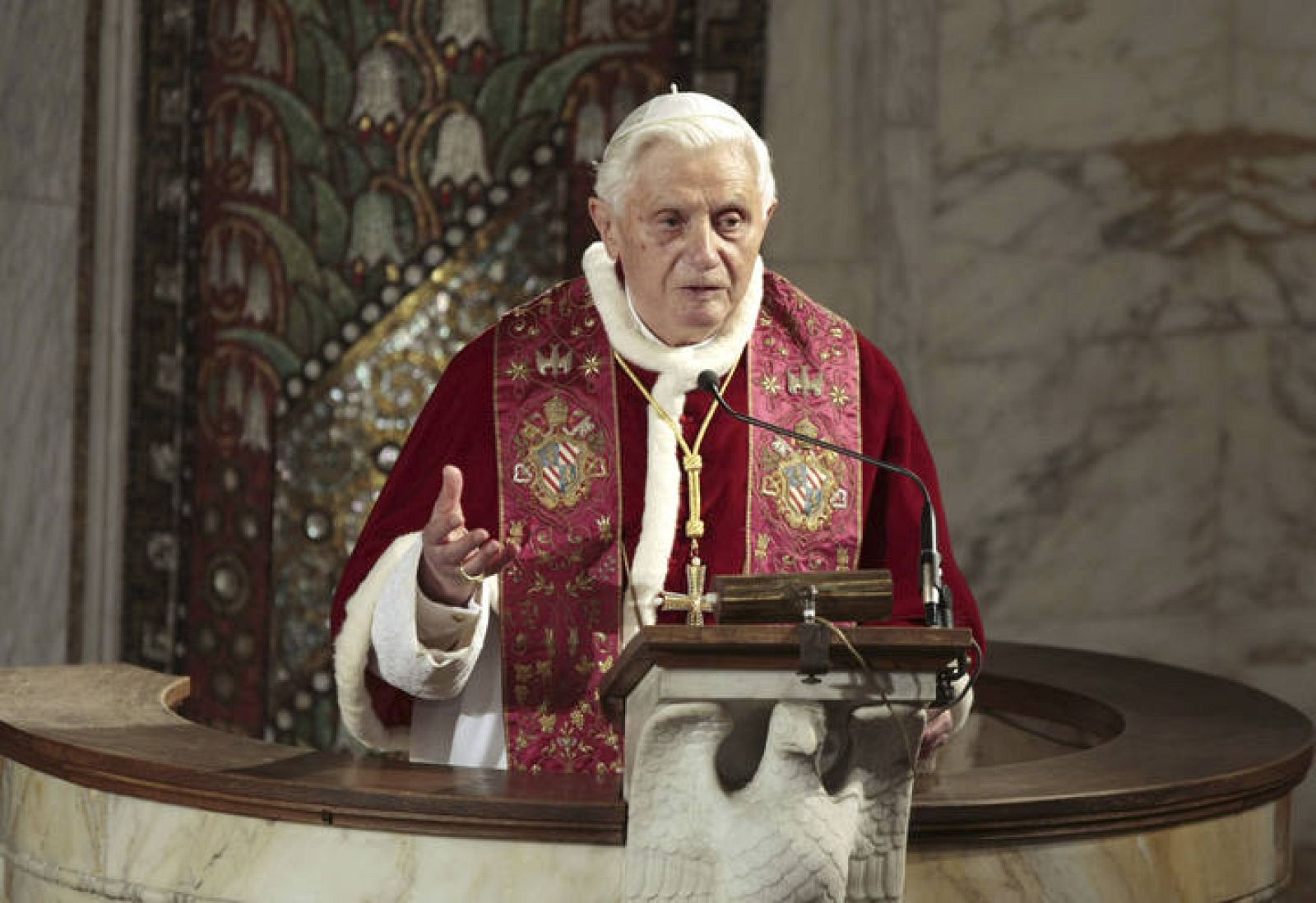 El Papa Benedicto XVI da una misa durante una visita a la iglesia Luterana de Roma