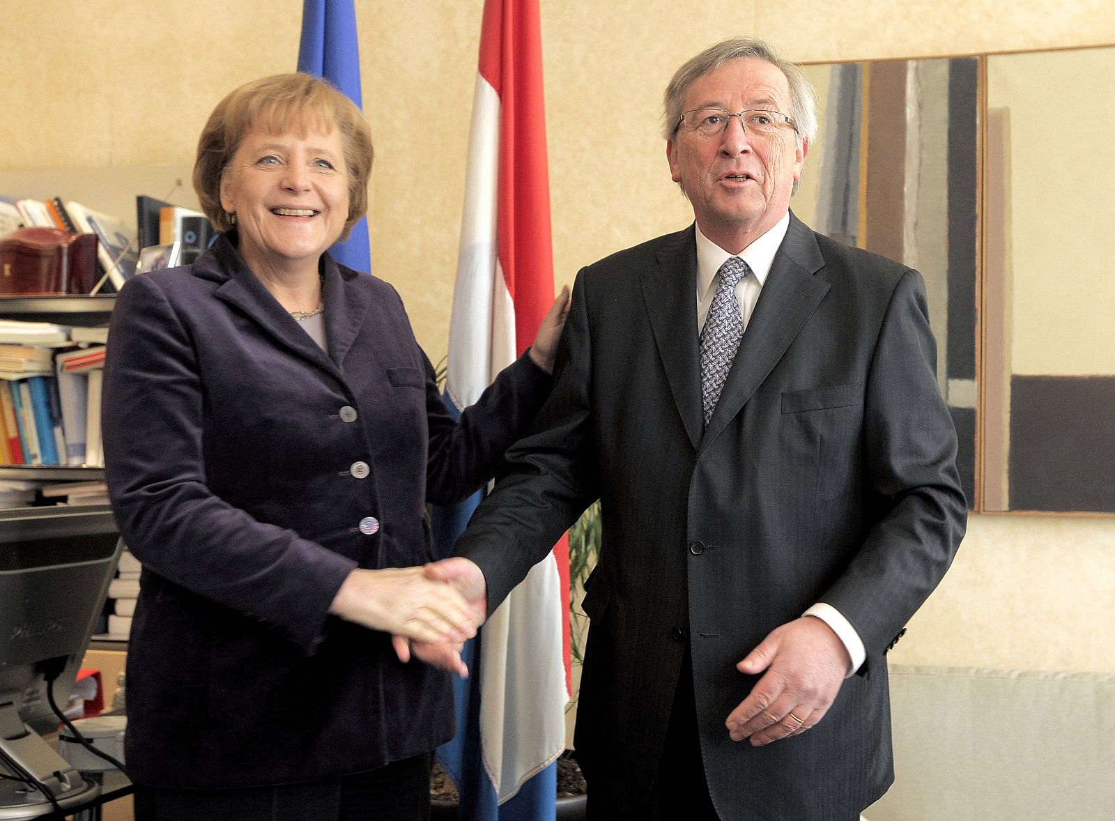 La canciller alemana, Angela Merkel y el Presidente del Eurogrupo, Jean Claude Juncker durante una reunión en Luxemburgo.