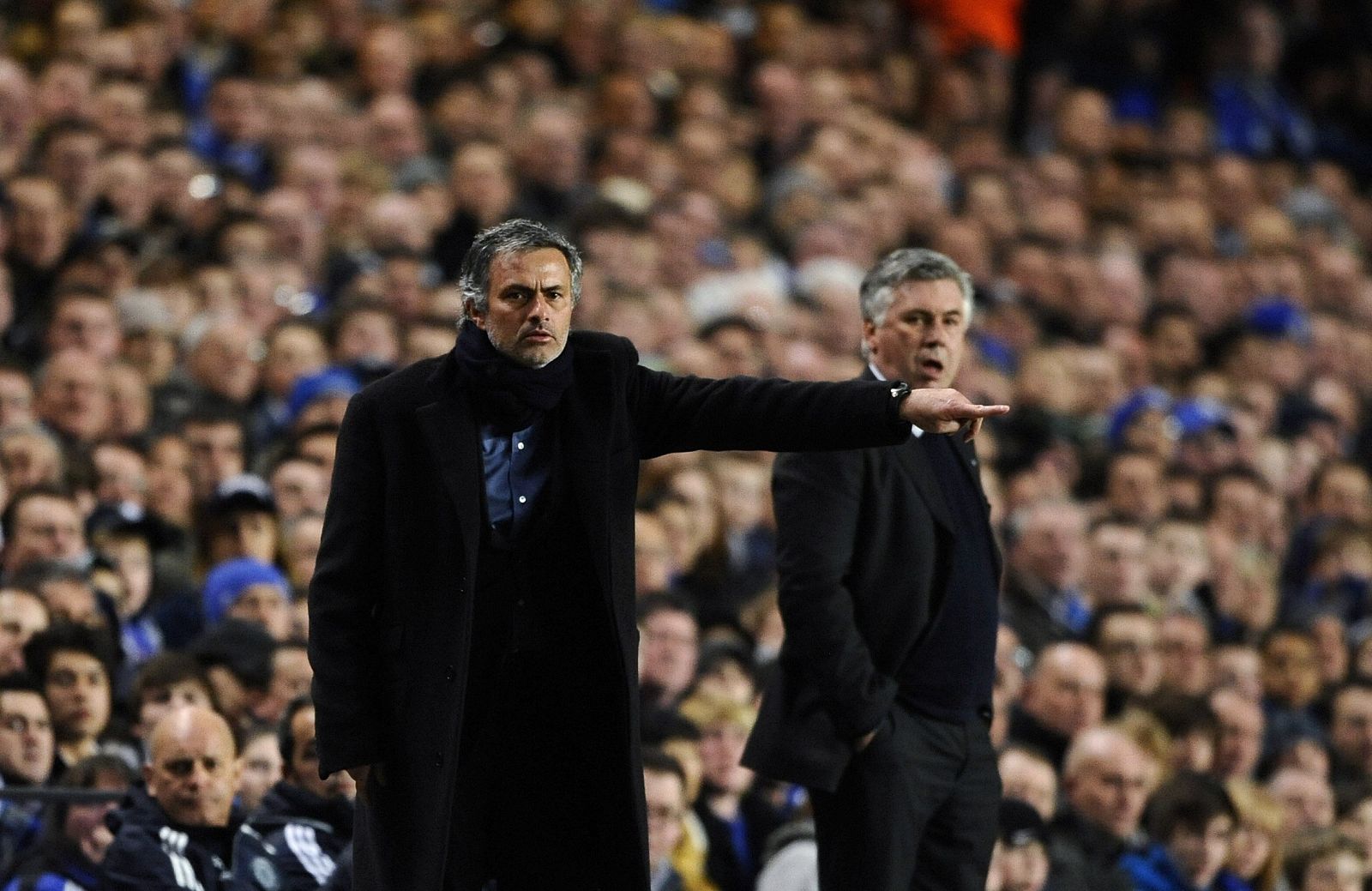 Mourinho da órdenes ante la mirada de Ancelotti.