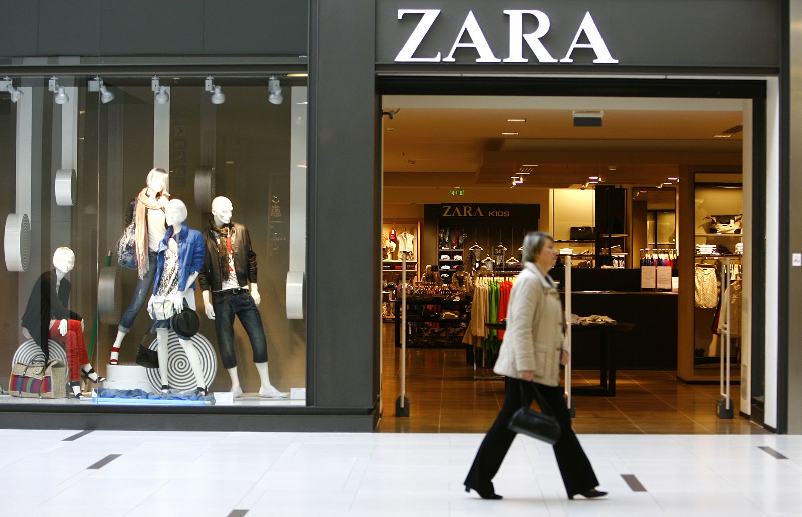 Una mujer pasa delante de una tienda de Zara en Riga