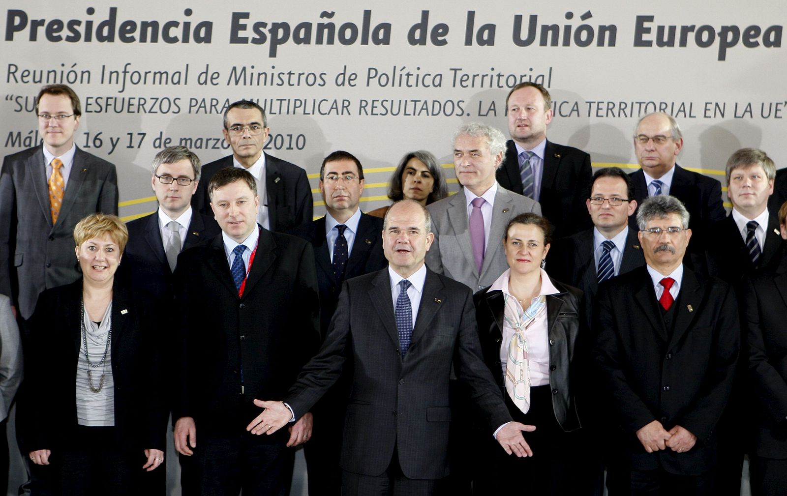 El vicepresidente tercero del Gobierno y ministro Territorial, Manuel Chaves (c), posa en la foto de familia con los representantes de los 23 paises que asisten a la reunión informal de ministros en Málaga.