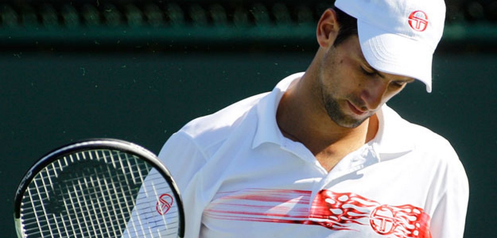 Novak Djokovic se lamenta tras su eliminación de Indians Wells.