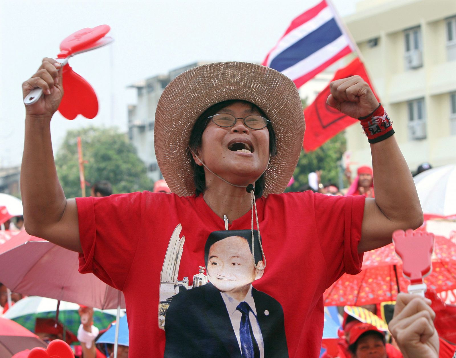 Una "camisa roja" con una camiseta con el retrato del ex primer ministro tailandés