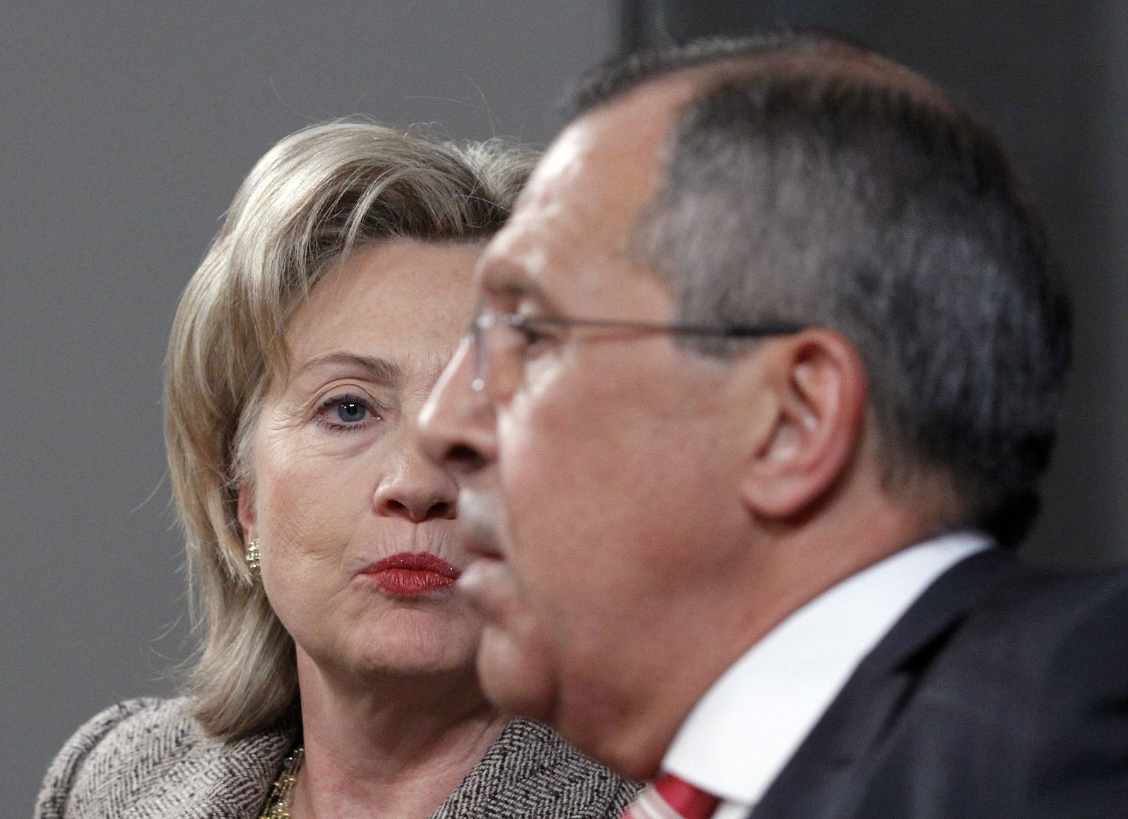 La secretaria de Estado norteamericana, Hillary Clinton y su colega ruso Lavrov durante una rueda de prensa conjunta en Moscú.