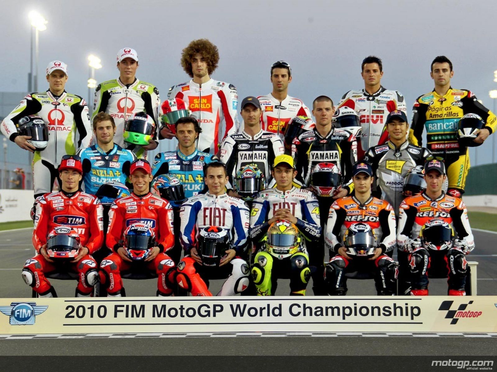 Los pilotos de MotoGP se hacen la foto oficial.