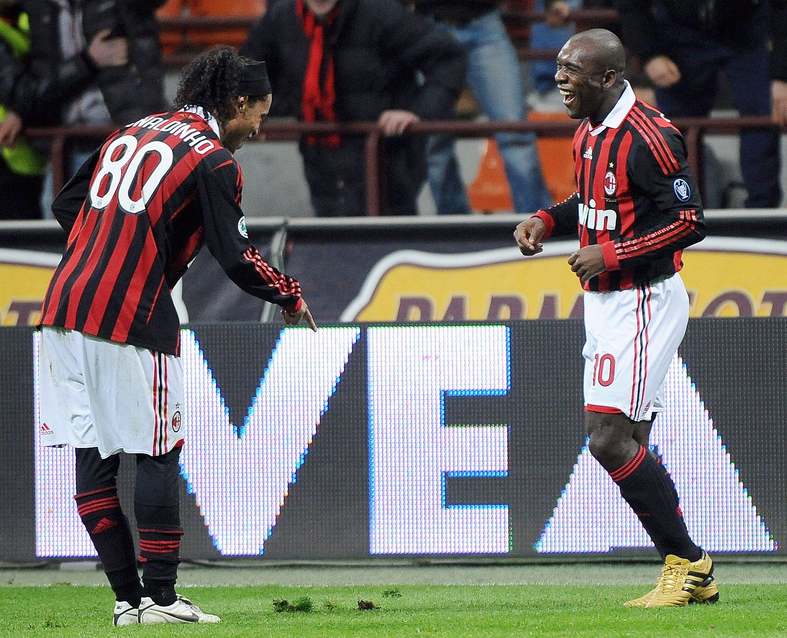 Ronaldinho y Seedorf celebran la última victoria del Milan ante el Chievo.