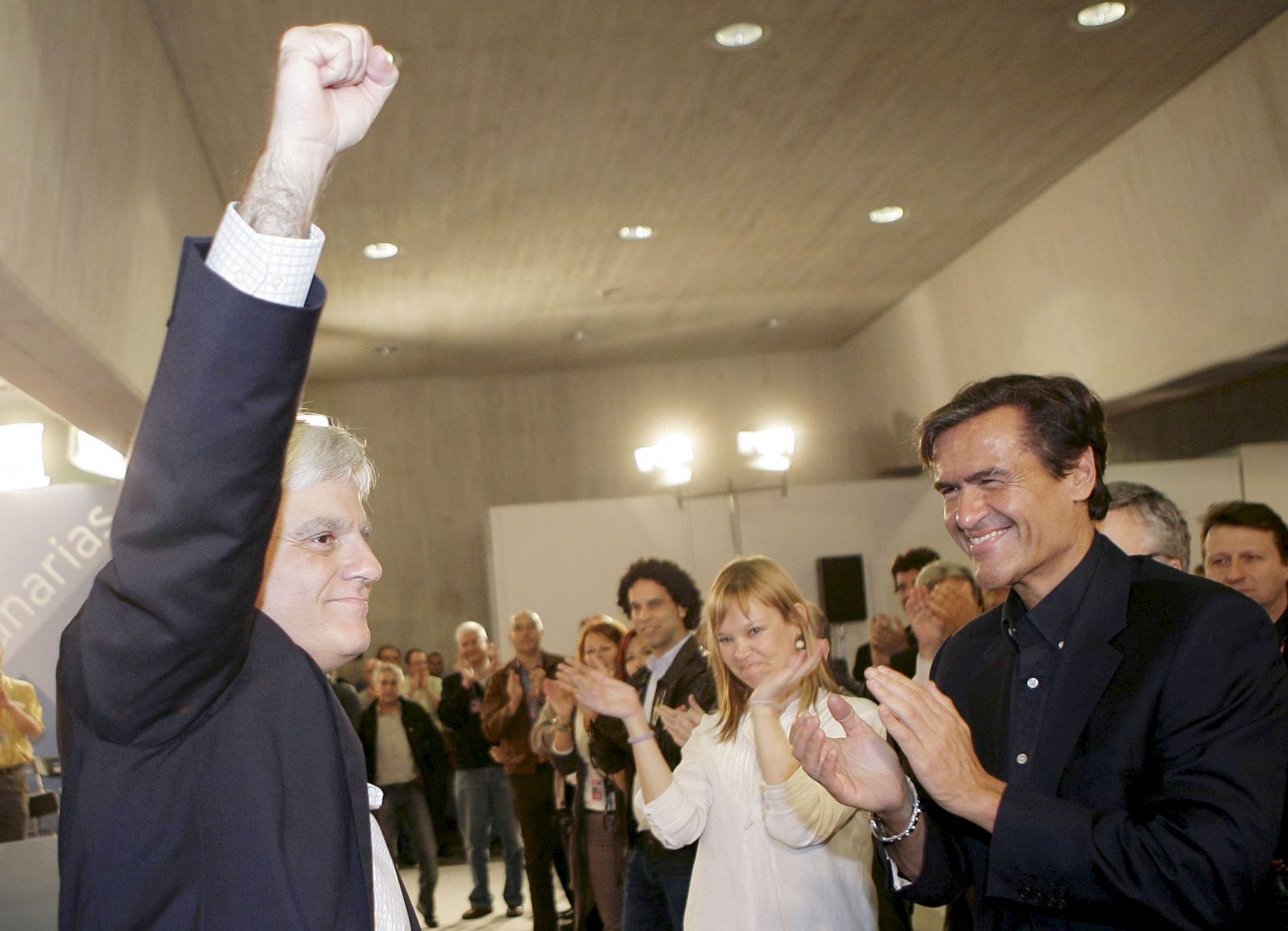 El nuevo líder del PSOE canario (izqda.) frente a su antecesor, López Aguilar.