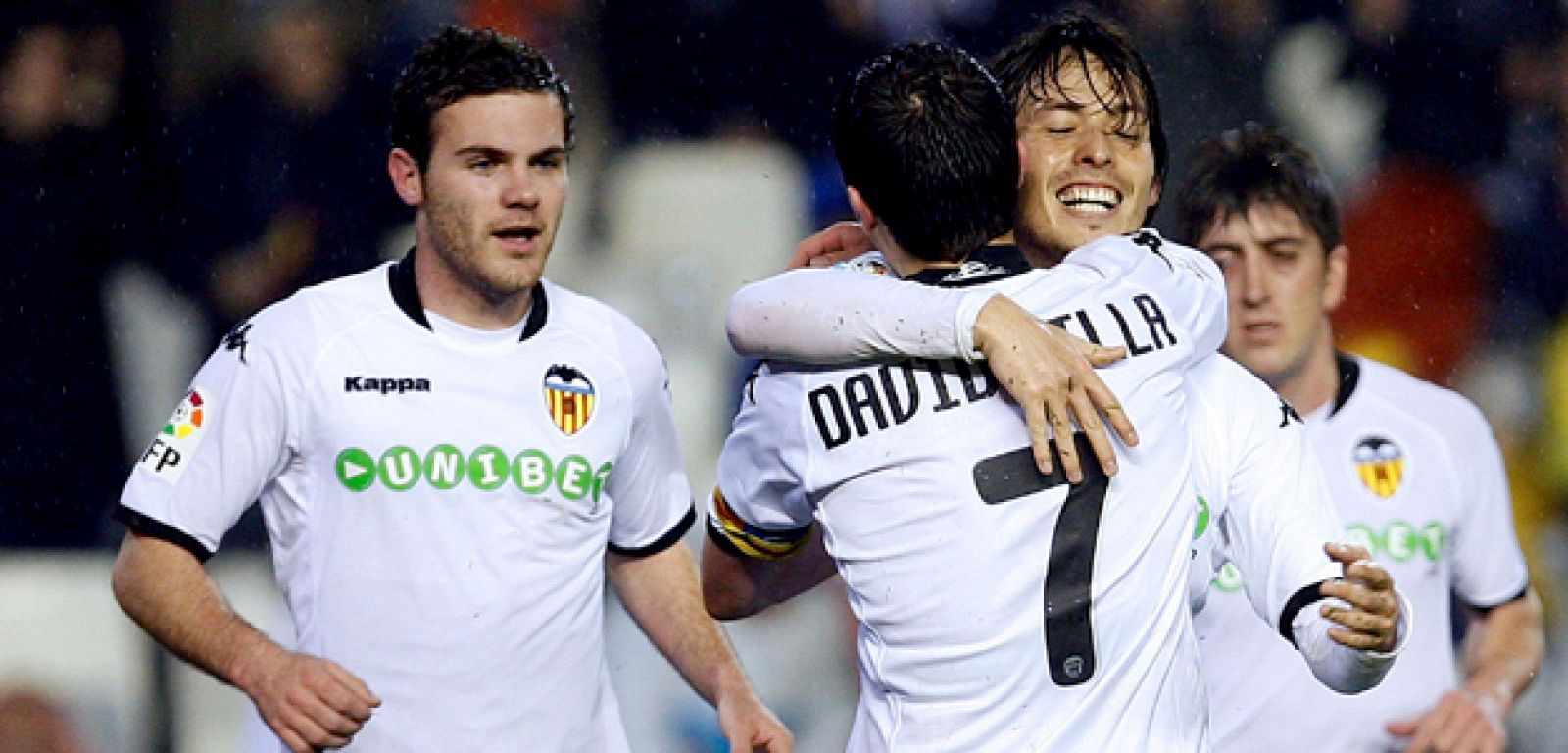 Los jugadores del Valencia celebran el tanto de Silva ante el Almería.