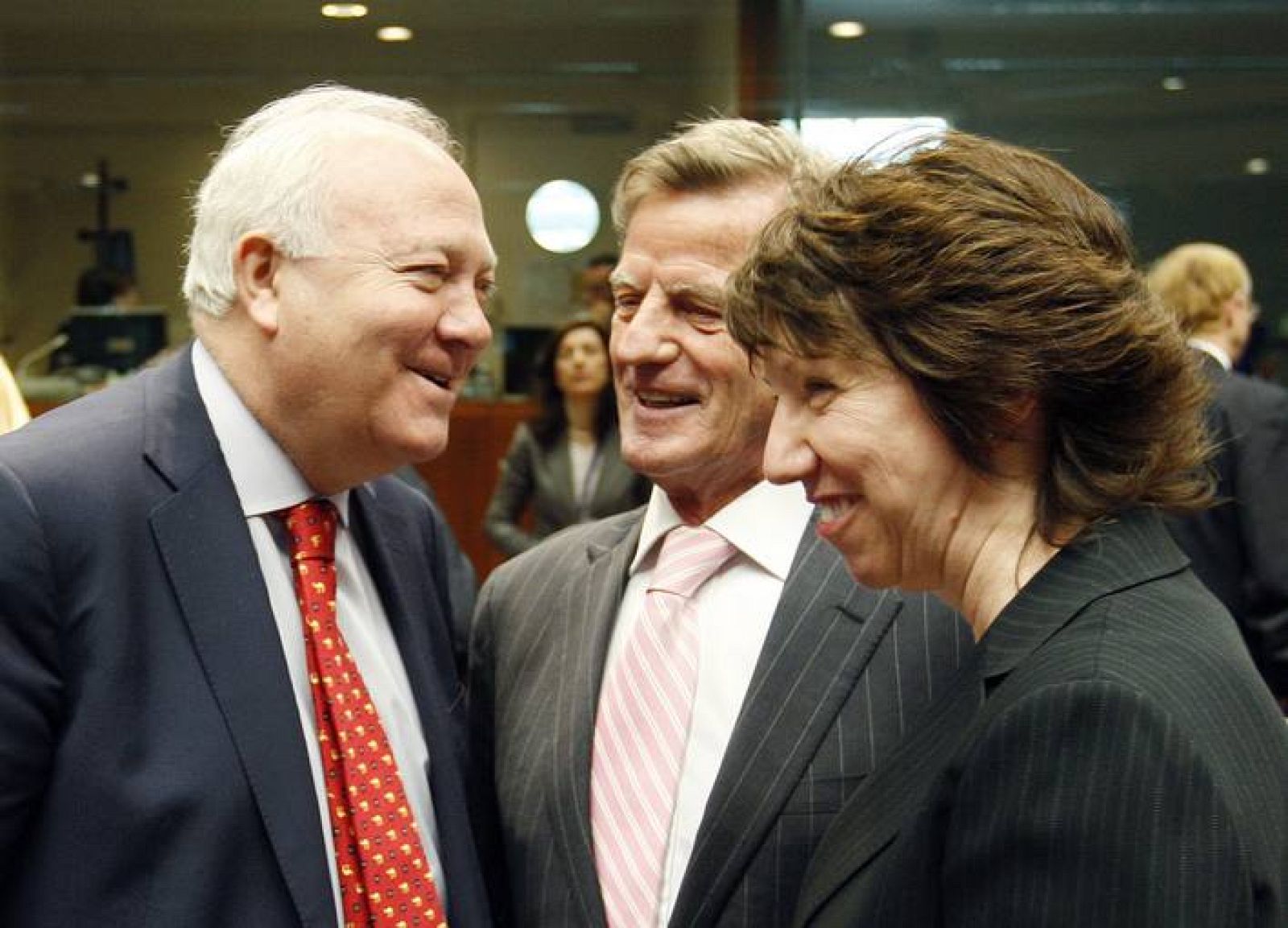 Miguel Ángel Moratinos conversa con Ashton y su colega francés, Bernard Kouchner, en el Consejo de Ministros de la UE en Bruselas.