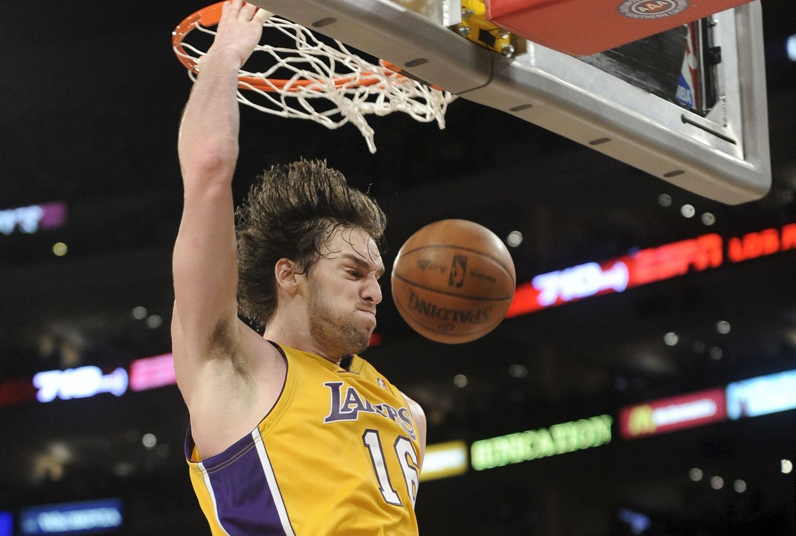 El ala-pívot español Pau Gasol, de los Lakers de Los Angeles, consigue una canasta durante el partido