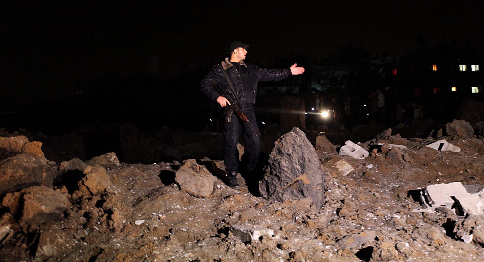 Un miembro de Hamas inspecciona las ruinas de la casa objeto del ataque de este martes