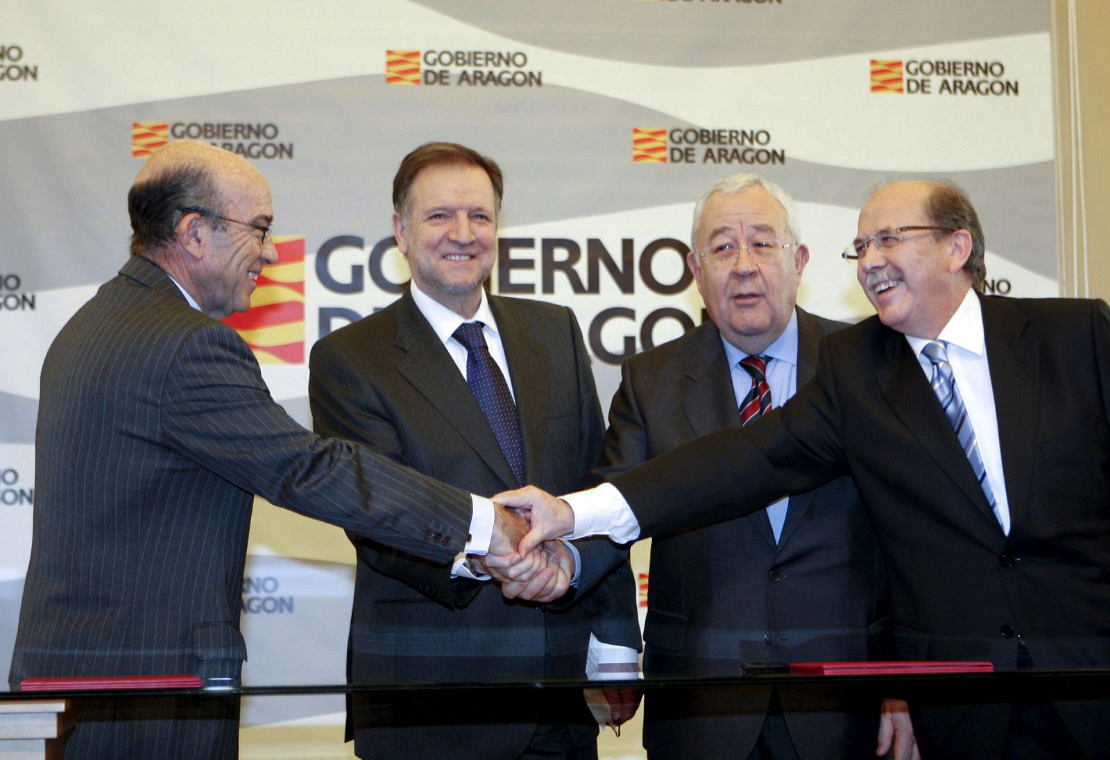 Momento de la firma del contrato de MotorLand Aragón.