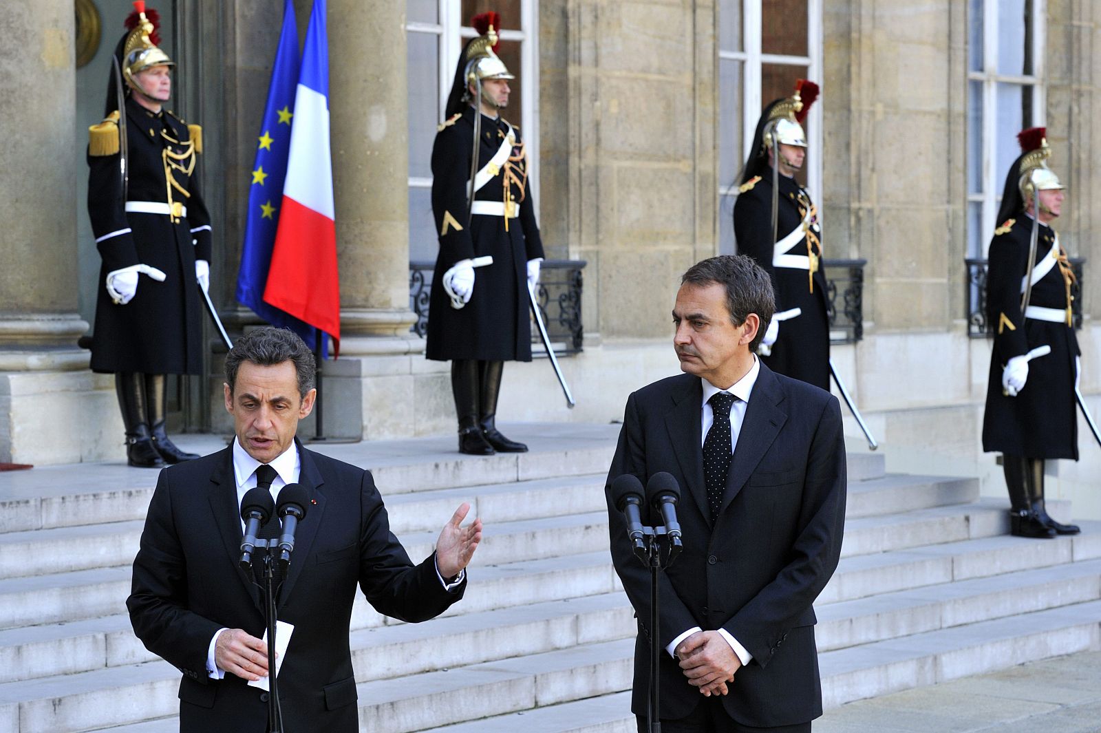 Nicolas Sarkozy y Rodríguez Zapatero tras la reunión bilateral que han mantenido en el Palacio del Elíseo.
