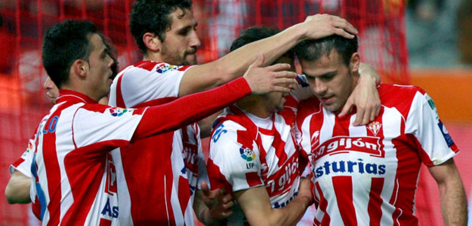 Los jugadores del Sporting celebran el tanto de la victoria ante los gallegos.