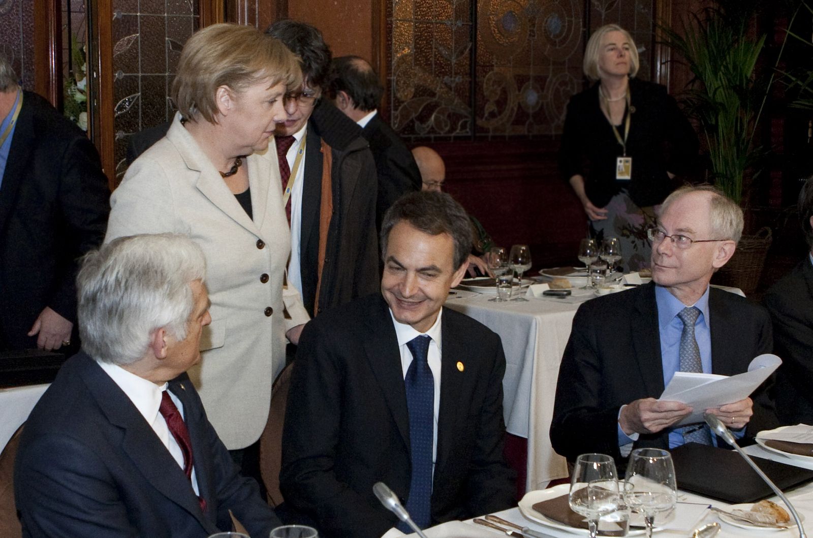 El presidente del Consejo, Herman Rompuy, el presidente del Gobierno, Rodríguez Zapatero, la canciller alemana, Angela Merkel y el presidente de la Eurocámara, Jerzy Buzek durante la cena del último Consejo Europeo celebrado en Bruselas.