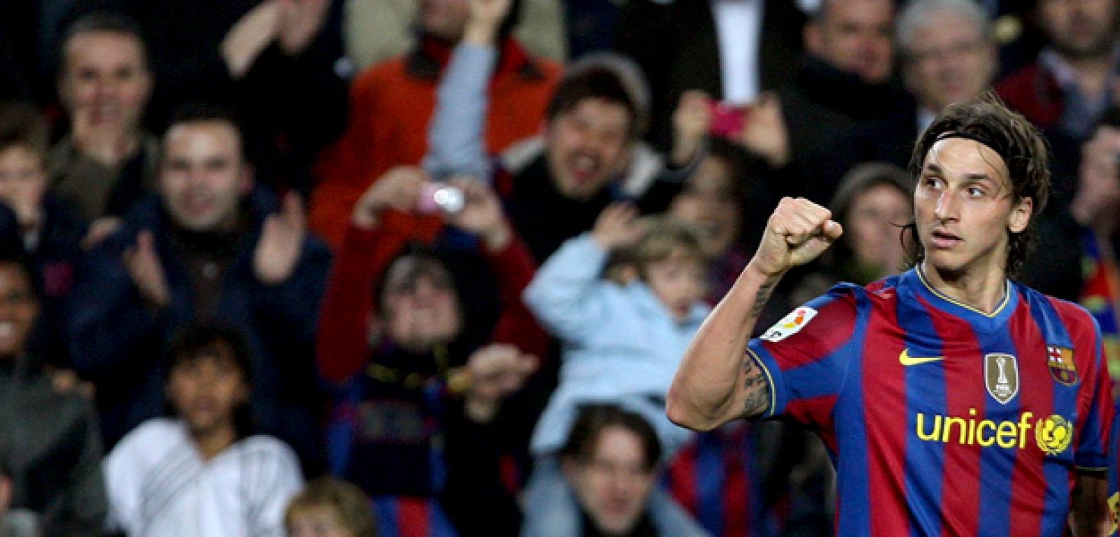 Ibrahimovic celebra el tanto que abrió el marcador ante Osasuna en el Camp Nou.