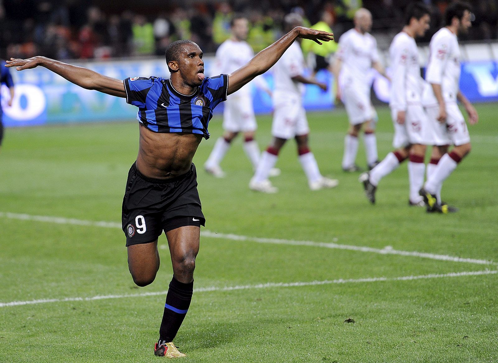 Samuel Eto'o celebra un gol contra el Livorno.